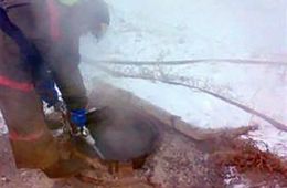 Пожарные спасли мужчину из горящего коллектора в Чите