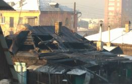 Деревянный дом сгорел в центре Читы