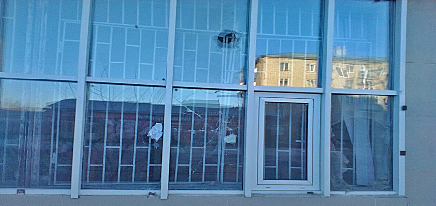Осужденный на 10 суток ареста разбил окна Борзинского районного суда