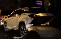Водитель Mazda протаранил припаркованные авто в центре Читы  (видео)
