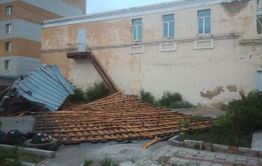 Сильный ветер снес крышу со здания регионального следкома в Чите 