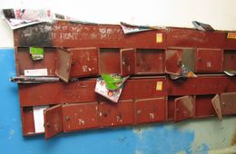 ​Жительница Ленинградской области попросила помочь установить почтовые ящики ее матери в Первомайском