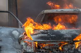 Забайкалец сжег машину докучавшего его матери односельчанина