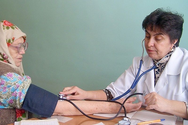От уплаты подоходного налога хотят освободить сельских врачей