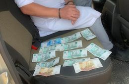 Задержанный с поличным при получении взятки читинский врач за деньги делал справки на оружие и права