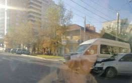 Toyota Probox и маршрутка столкнулись в Чите