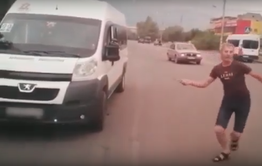 В Чите чуть не подрались маршрутчики. Один из водителей принес извинения (видео)