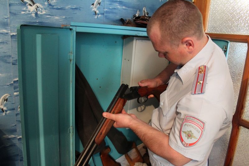 В Забайкалье полицейский похищал оружие и обманывал его владельцев