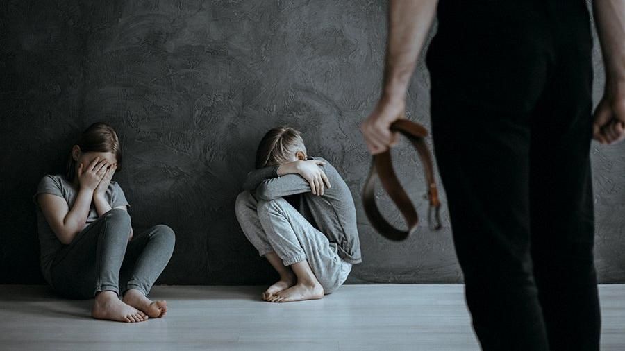 Горе-мать из Читы избила сына шнуром от компьютера