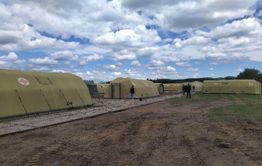 Первых пациентов с COVID-19 разместили в военном полевом госпитале в Каштаке