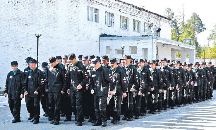 Несовершеннолетние в Ангарской колонии ножами соскребли татуировки со свастиками после общения с командой фильма «321-я сибирская»