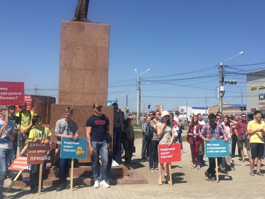 «Какой же митинг без школьника»