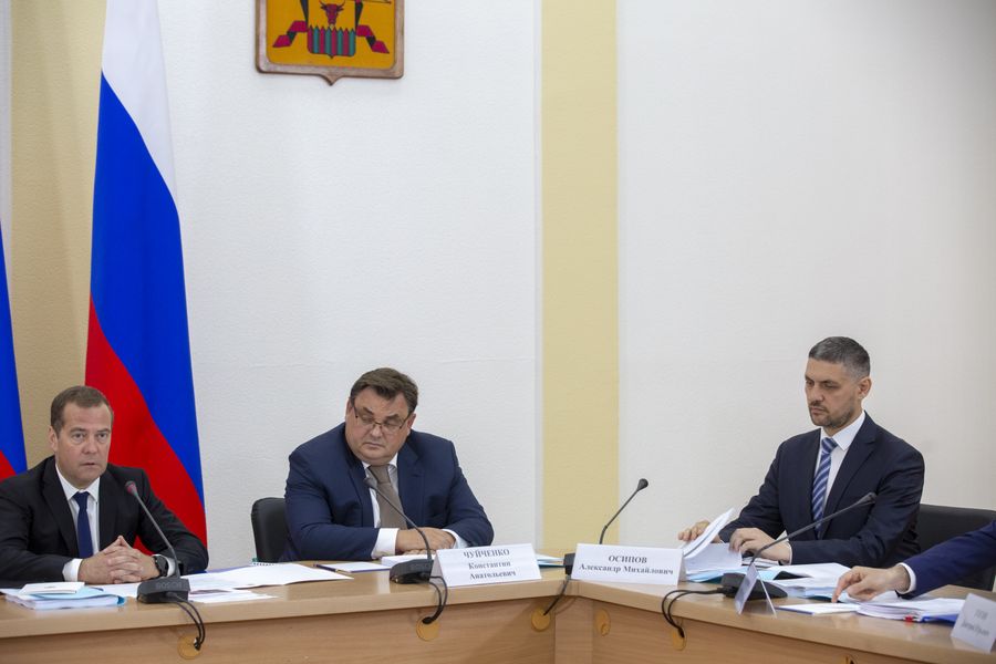 Медведев в дыму сибирских пожаров