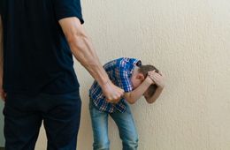 Забайкалец наказывал сына током. Он отправится в колонию 