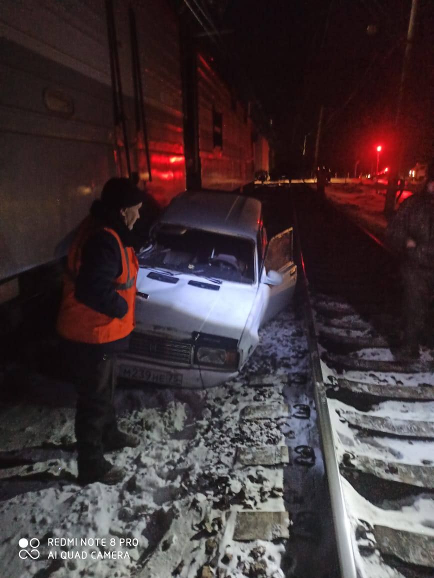 «Жигули» зажало поездом на переезде в Зилово на ЗабЖД