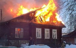 Трехквартирный дом сгорел в Атамановке