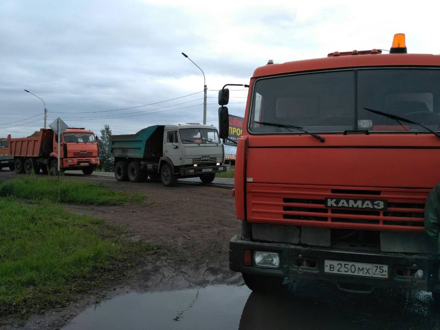 Жители СНТ «Биофабрика» в Чите заблокировали проезд КамАЗов с грунтом к даче Михалева