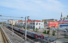 Мужчина пытался перелезть через поезд и получил удар током на станции Чита-2
