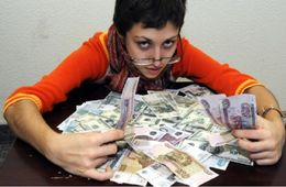 Не мешки ворочать: жена тайно сняла с карты мужа деньги, после чего написала заявление об их краже
