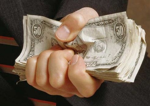 Жительница Борзи оговорила сына, обвинив в хищении 5 тыс. долларов