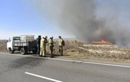 Добровольцы и пожарные тушат степной пожар в одном из районов Забайкалья — фоторепортаж