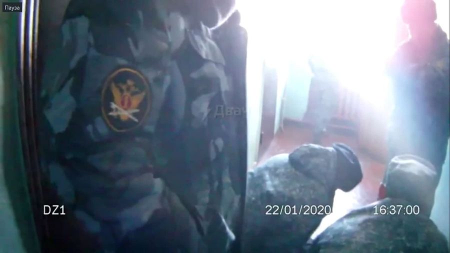 Видео с пытками заключенного, якобы снятое в колонии Забайкалья, появилось в сети 