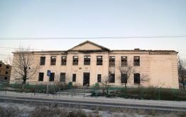 ​Житель Забайкальска начал топором разбирать не снесенную сгоревшую школу (Видео)