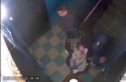 Как выносили тело убитой девушки в Шилке (видео)