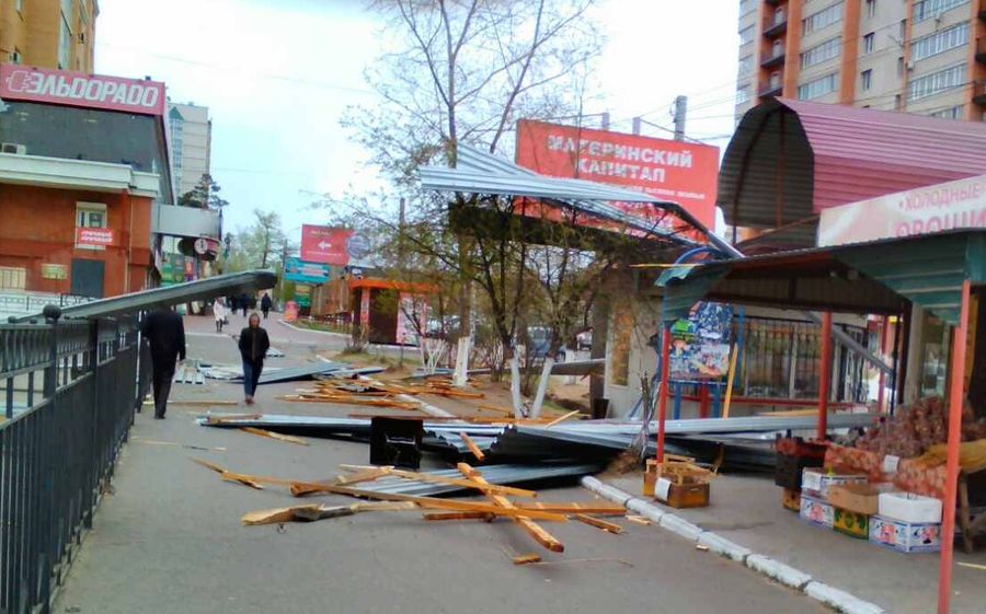 Ветер разрушил крышу детского центра Орешки в центре Читы (Фото)