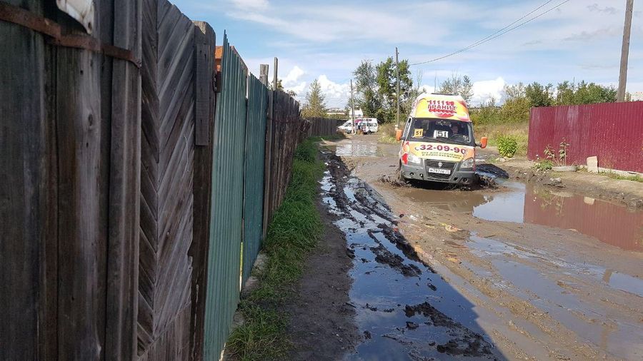 Жители Читы пожаловались на убитую дорогу на конечной 51-го маршрута — люди лезут по забору, чтобы добраться до дома