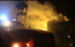 Пожарные за два с половиной часа ликвидировали возгорание мебельного цеха в Чите