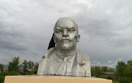 ​Памятнику Ленину в Кыре сделали трепанацию черепа. Бюст не впервые страдает от вандалов
