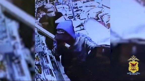 Двое в масках украли в магазине Забайкалья 6 тысяч рублей и блок сигарет