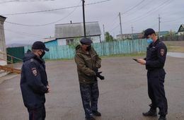 Полицейские патрули работают на улицах закрытого на карантин Угдана 