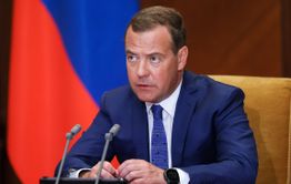 Медведев предложил ввести в России минимальный гарантированный доход