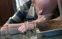 Житель Краснокаменска ранил ножом зятя и пропил деньги дочери