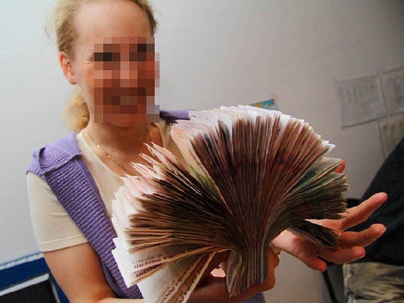​В Могоче сотрудница банка обобрала клиентов на 600 тысяч рублей