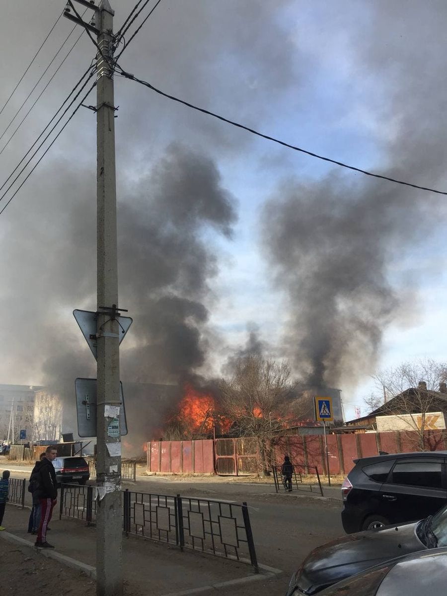 Барак горит около школы на Зенитке в Чите