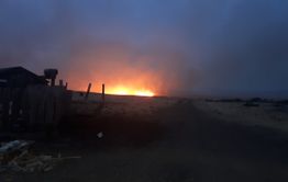 В селе Хада-Булак степной пожар уничтожил две чабанские стоянки