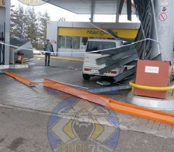 Ветер сорвал крышу с АЗС - пострадал человек