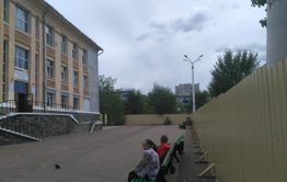 Пенсионеры возмущены ограждением на площади Декабристов