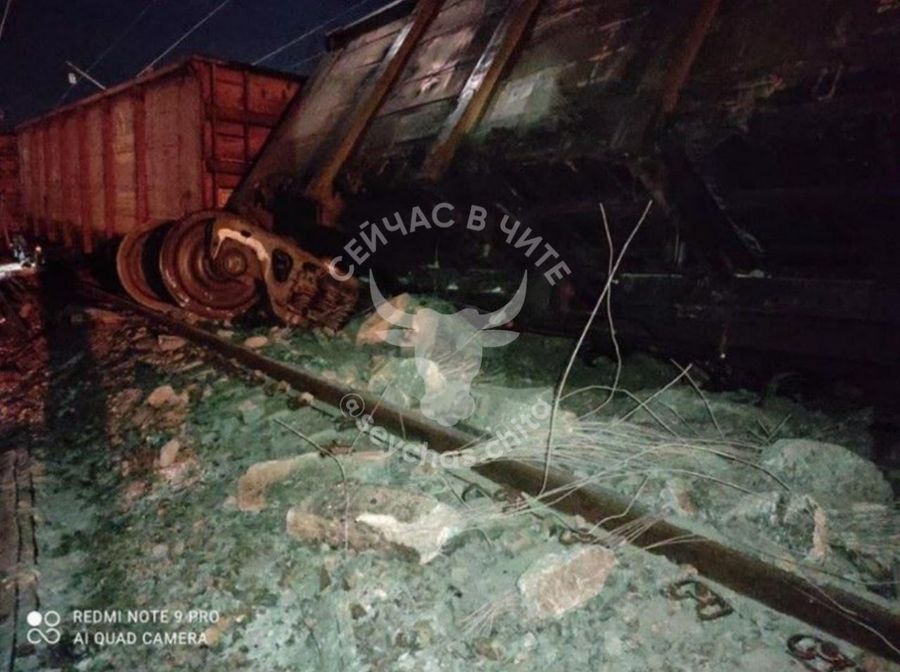 Восемь грузовых вагонов сошли с рельсов в Амурской области