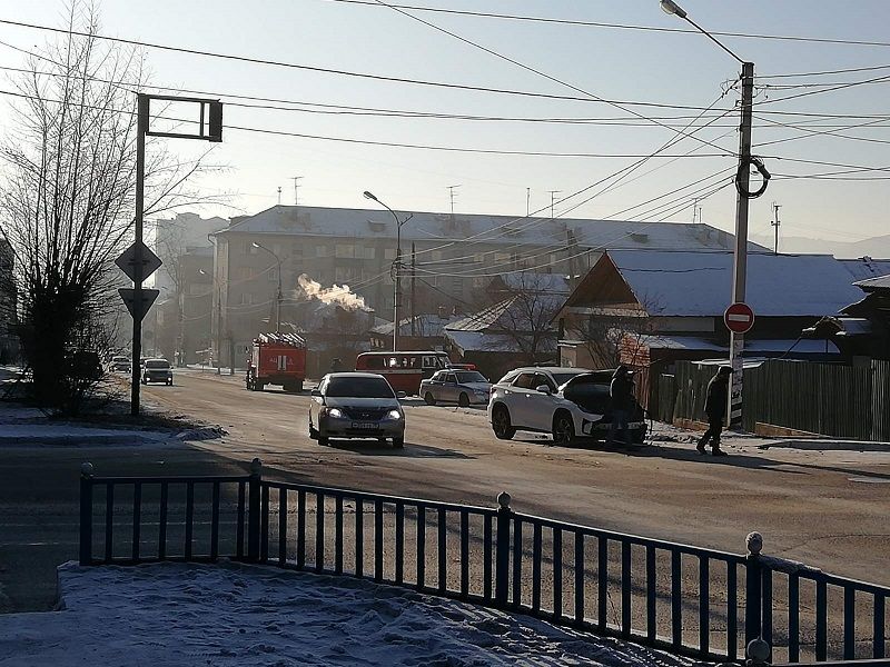 ​Пожарная машина, Lexus и Land Cruiser Prado столкнулись на перекрестке в Чите