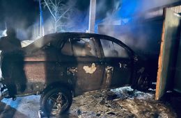 В селе Забайкалья сгорели четыре машины, трактор и мотоцикл в гараже