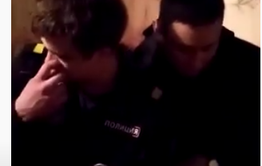 Полицейский повалил забайкалку без трусов на пол, чтобы отобрать телефон (видео)