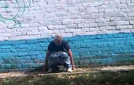 Читинцы сняли бомжа, гадящего около 
