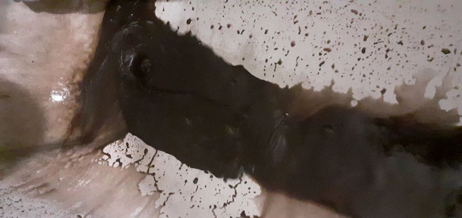 Жители Горного пожаловались на черную воду из крана 