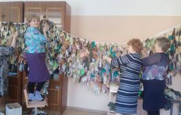 Не заметны для врага. Забайкальские учителя плетут маскировочные сети для участников спецоперации.