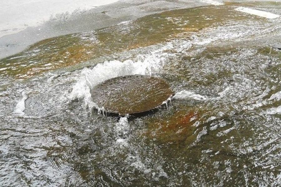 Канализационными водами затопило частный дом в Чите