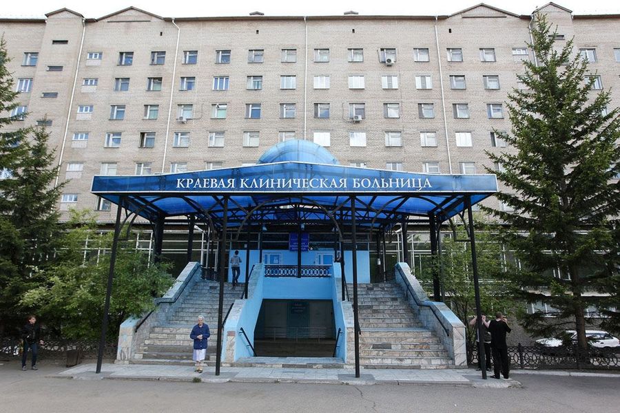 ​Минздрав: мужчина выпал с 9-го этажа больницы в Чите. Он в реанимации